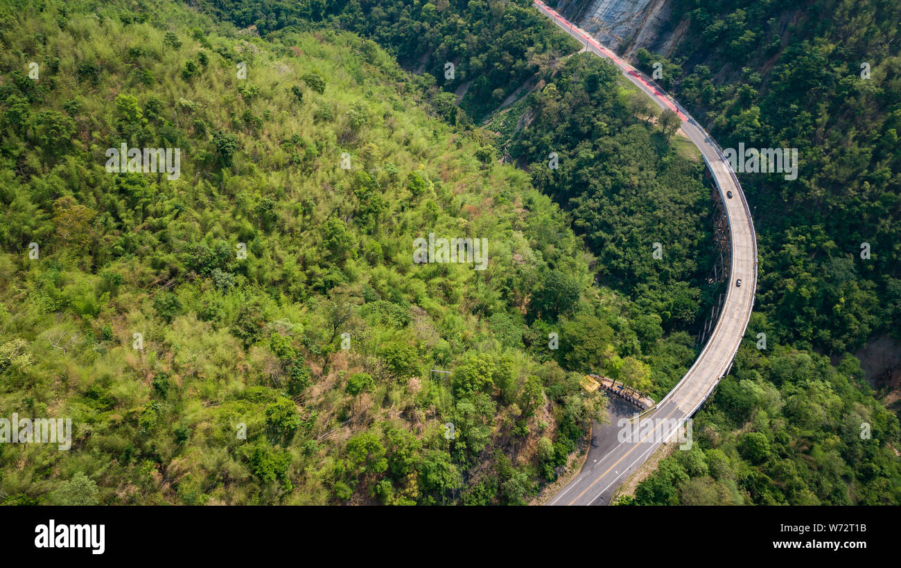 Pho Khun Pha Muang pont. Le pont de béton haut de la province de Phetchabun, Thaïlande. Connecter le nord à nord-est. Vue aérienne du pilotage de drone. Banque D'Images