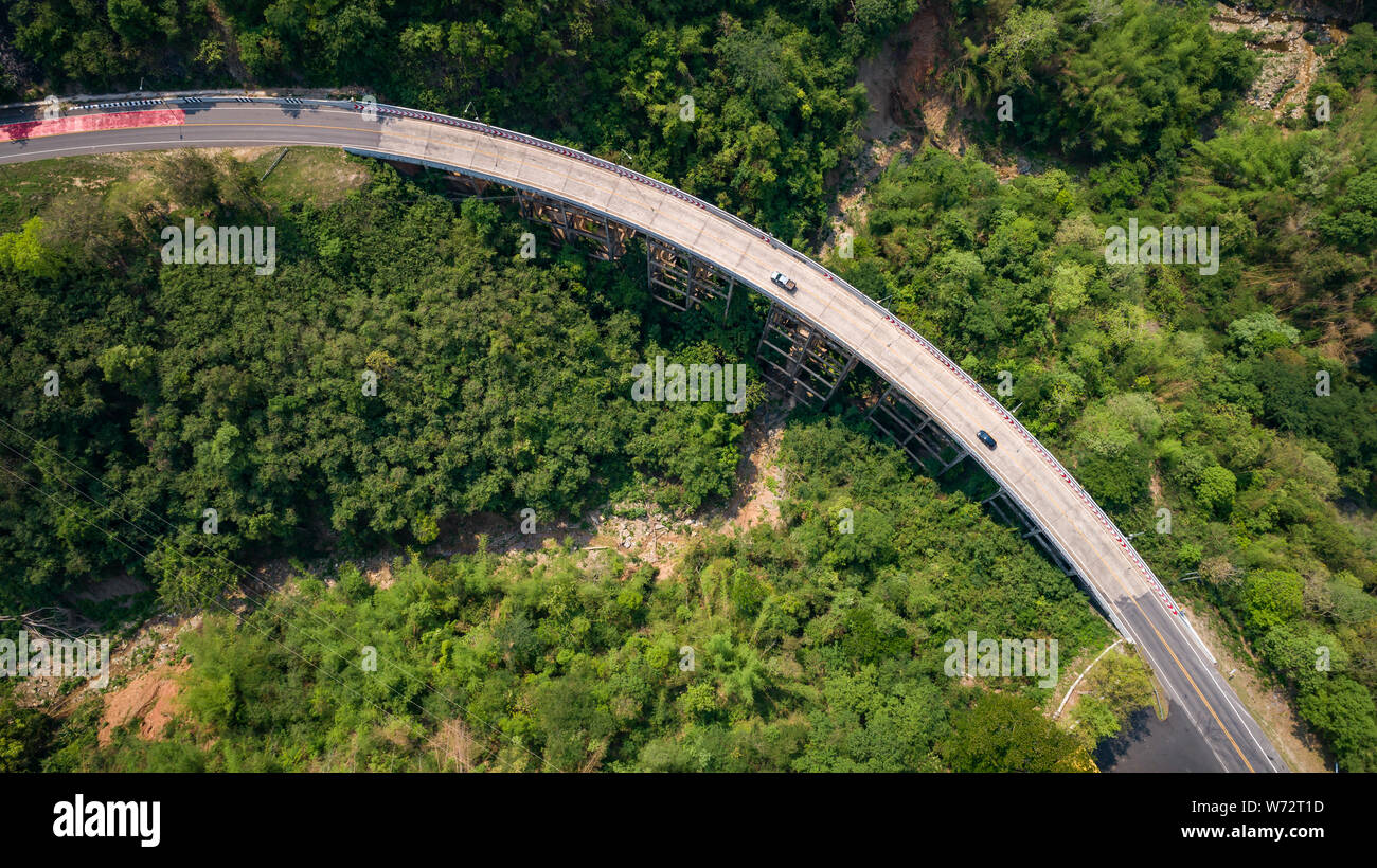 Pho Khun Pha Muang pont. Le pont de béton haut de la province de Phetchabun, Thaïlande. Connecter le nord à nord-est. Vue aérienne du pilotage de drone. Banque D'Images