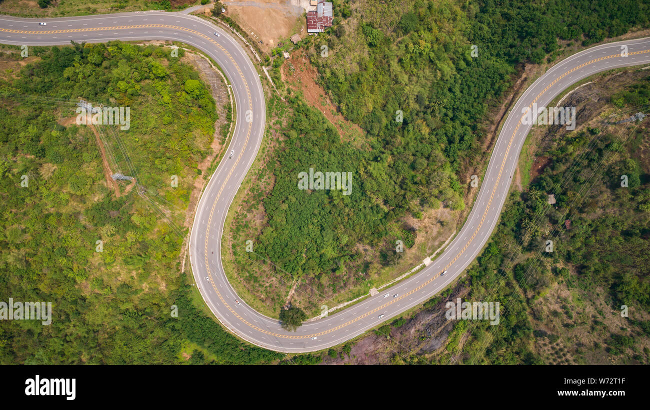 Vue supérieure de la route asphaltée sur la colline de la province de Phetchabun, Thaïlande. Vue aérienne du pilotage de drone. Banque D'Images