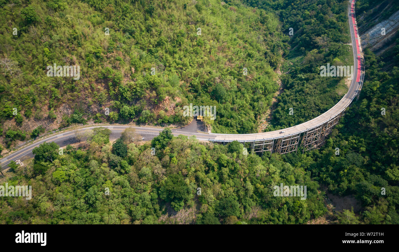 Pho Khun Pha Muang pont. Le pont de béton haut de la province de Phetchabun, Thaïlande. Connecter le nord à nord-est. Vue aérienne du pilotage de drone. Banque D'Images