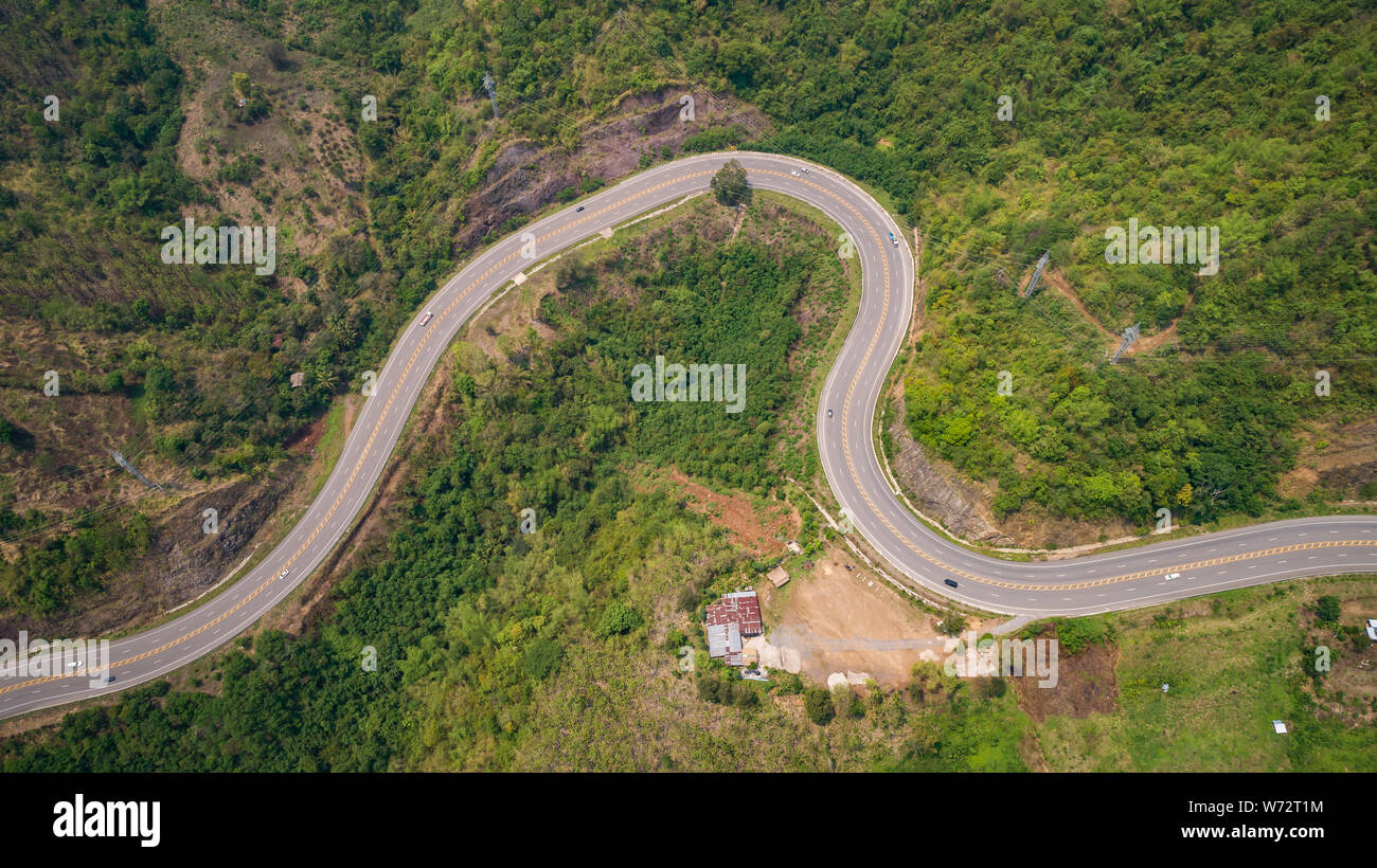 Vue supérieure de la route asphaltée sur la colline de la province de Phetchabun, Thaïlande. Vue aérienne du pilotage de drone. Banque D'Images