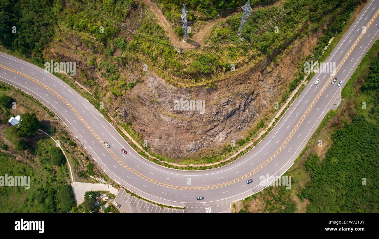 Vue supérieure de la route asphaltée sur la colline de la province de Phetchabun, Thaïlande. Vue aérienne du pilotage de drone. Banque D'Images