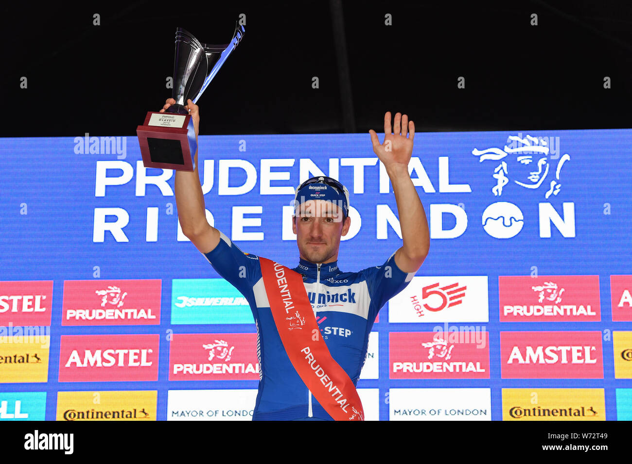 Londres, Royaume-Uni. Le 04 août, 2019. Elia Viviani victoires RideLondon-Surrey Classic à la présentation au cours de Prudential RideLondon gagnant au centre commercial le dimanche, Août 04, 2019 à Londres, Royaume-Uni. Credit : Taka G Wu/Alamy Live News Banque D'Images