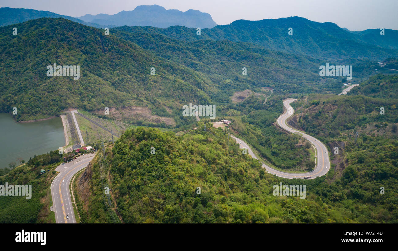 Vue supérieure de la route asphaltée sur la colline de la province de Phetchabun, Thaïlande. Vue aérienne du pilotage de drone. Banque D'Images