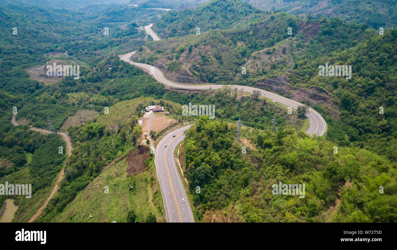 Vue supérieure de la route asphaltée sur la colline de la province de Phetchabun, Thaïlande. Vue aérienne du pilotage de drone. Banque D'Images