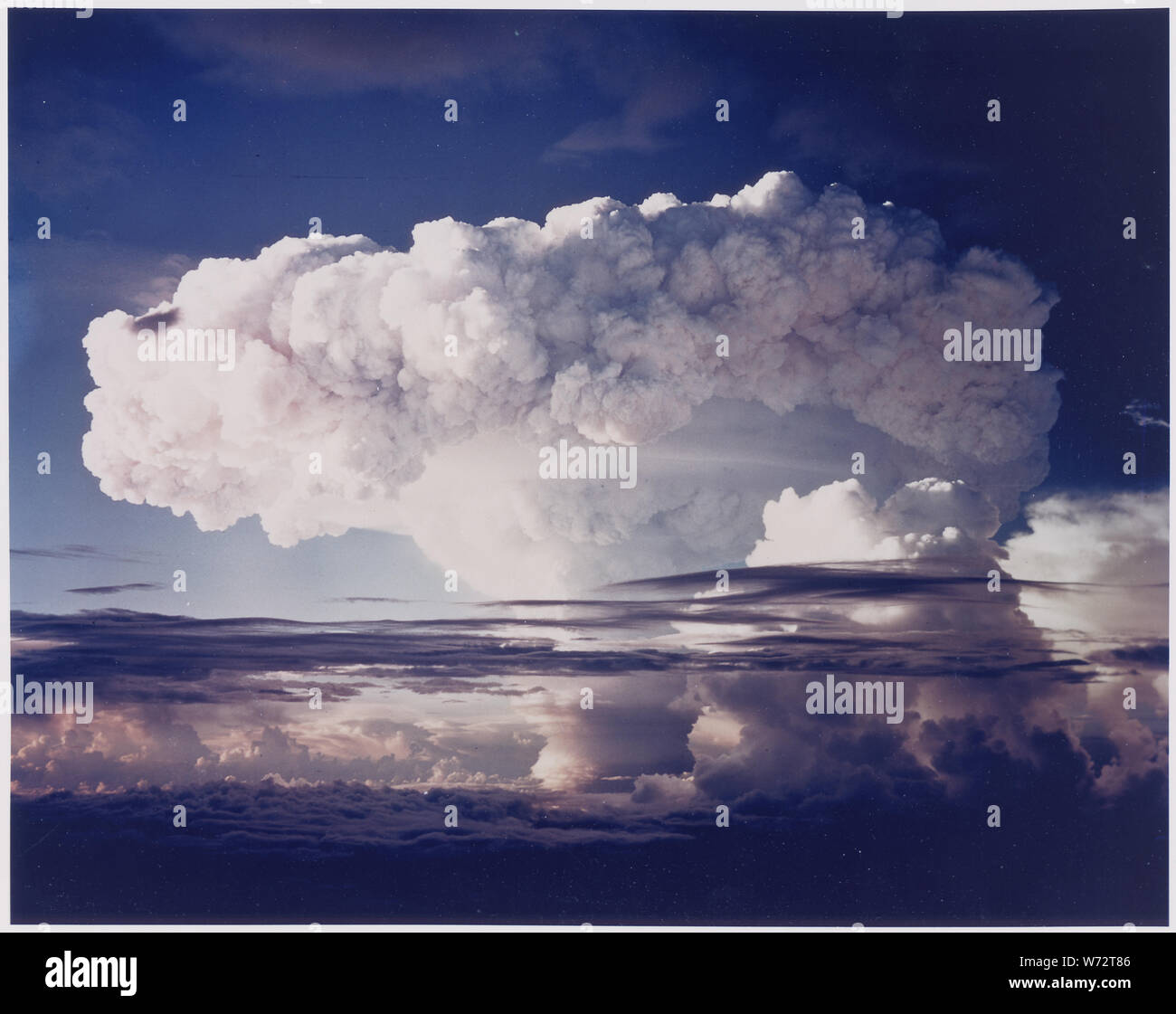 Operation Ivy Mike, nuage, vue aérienne ; La photo montre un champignon atomique de la Mike shot. Cette photographie aérienne a été prise sur des des deux C-47 qui ont été utilisés au cours de la mission pour documenter l'explosion. Les noms de ces avions le SS-1 (salière) et SS-2 (salière deux). La plupart des documents photographiques pris lors de la mission était inutilisable en raison de différents problèmes techniques. Le stimulateur de poche Graflex Speed Graphic shot caméras une image Chaque image minute à partir de 07 h 15 heure locale. L'unité de service d'essai de l'élément de la photo a été affecté au projet 3.2 phe Cloud Banque D'Images