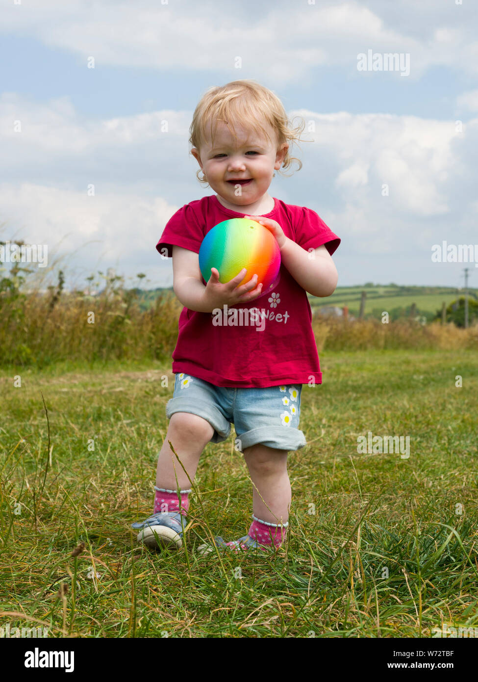 Enfant jouant avec une balle, UK Banque D'Images