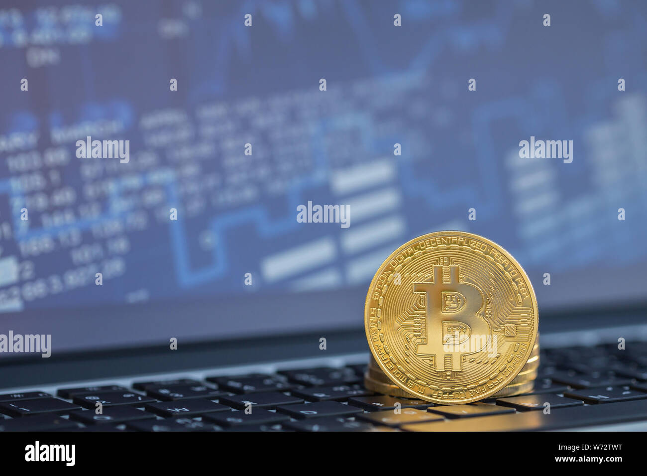 Bitcoin Macro. Pièce d'or avec symbole bitcoin on laptop computer Banque D'Images