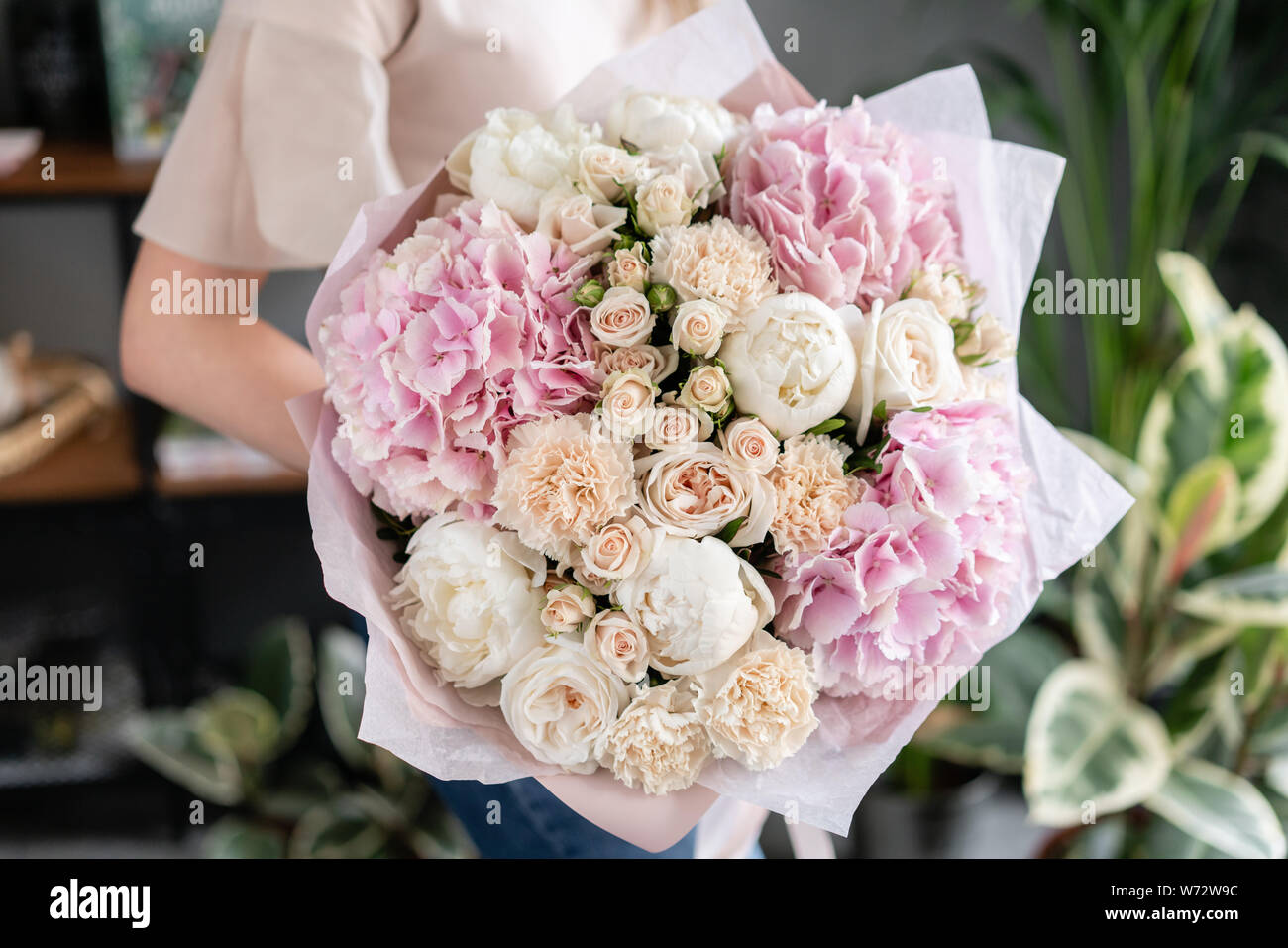 Pivoines blanches et roses l'hydrangea. Beau bouquet de fleurs en main  femme. Concept boutique de fleurs . Beau bouquet frais. Livraison de fleurs  Photo Stock - Alamy