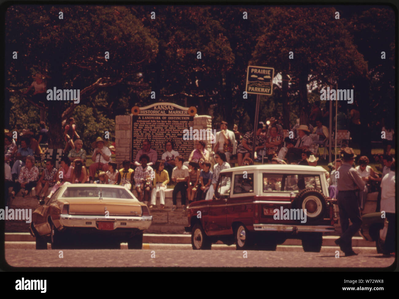 Les gens se rassemblent SUR LA PLACE DE LA VILLE DANS LA RÉGION DE COTTONWOOD FALLS KANSAS, PRÈS DE EMPORIA, ATTENTE DE LA PARADE POUR PASSER. C'EST UNE PARTIE DE L'ASSEMBLÉE ANNUELLE FLINT HILLS RODEO, un événement culturel majeur de la région, LE CARRÉ EST LE SITE D'UN REPÈRE HISTORIQUE ET SUR LE TRACÉ DE L'AUTOROUTE PARKWAY DES PRAIRIES. COTTONWOOD FALLS EST UN 19ème siècle, LA VILLE DE COWBOY ET À PROXIMITÉ D'UNE ZONE DÉSIGNÉE COMME UN SITE POSSIBLE POUR UN PARC NATIONAL DES PRAIRIES à herbes hautes Banque D'Images