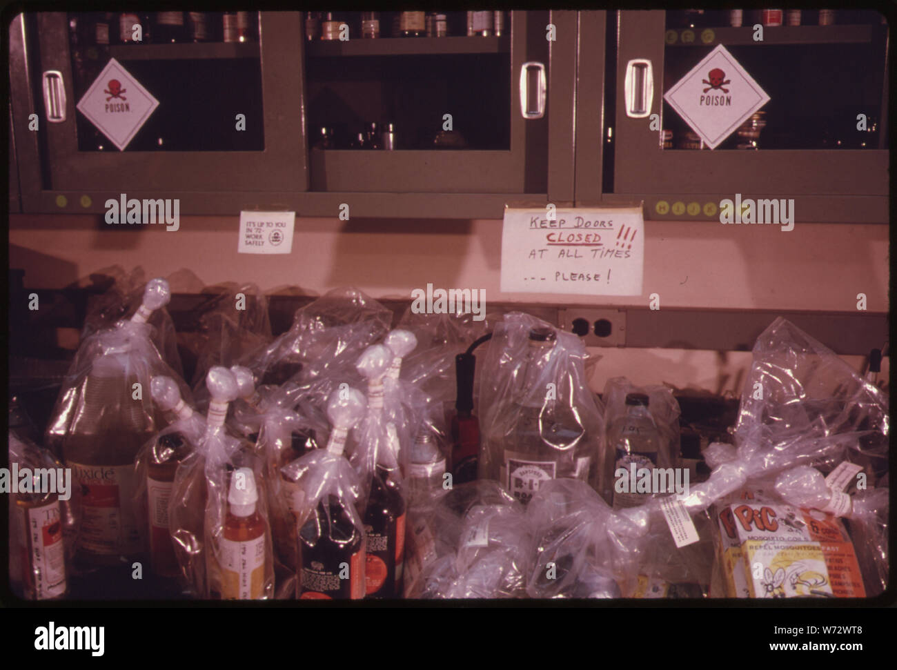 Des échantillons de PESTICIDES EN ATTENTE D'ANALYSE PAR LE PERSONNEL DE L'AGENCE DE PROTECTION DE L'ENVIRONNEMENT DANS LA VILLE DE NEW YORK Banque D'Images