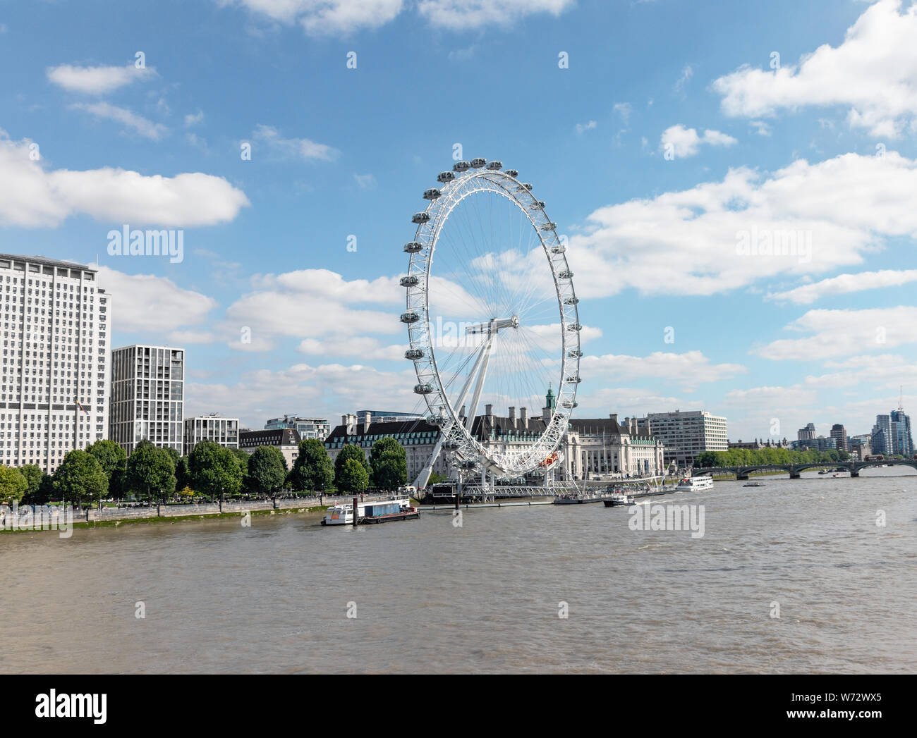 London / UK, 15 juillet 2019 - London Eye, vue d'un pont traversant la Tamise Banque D'Images
