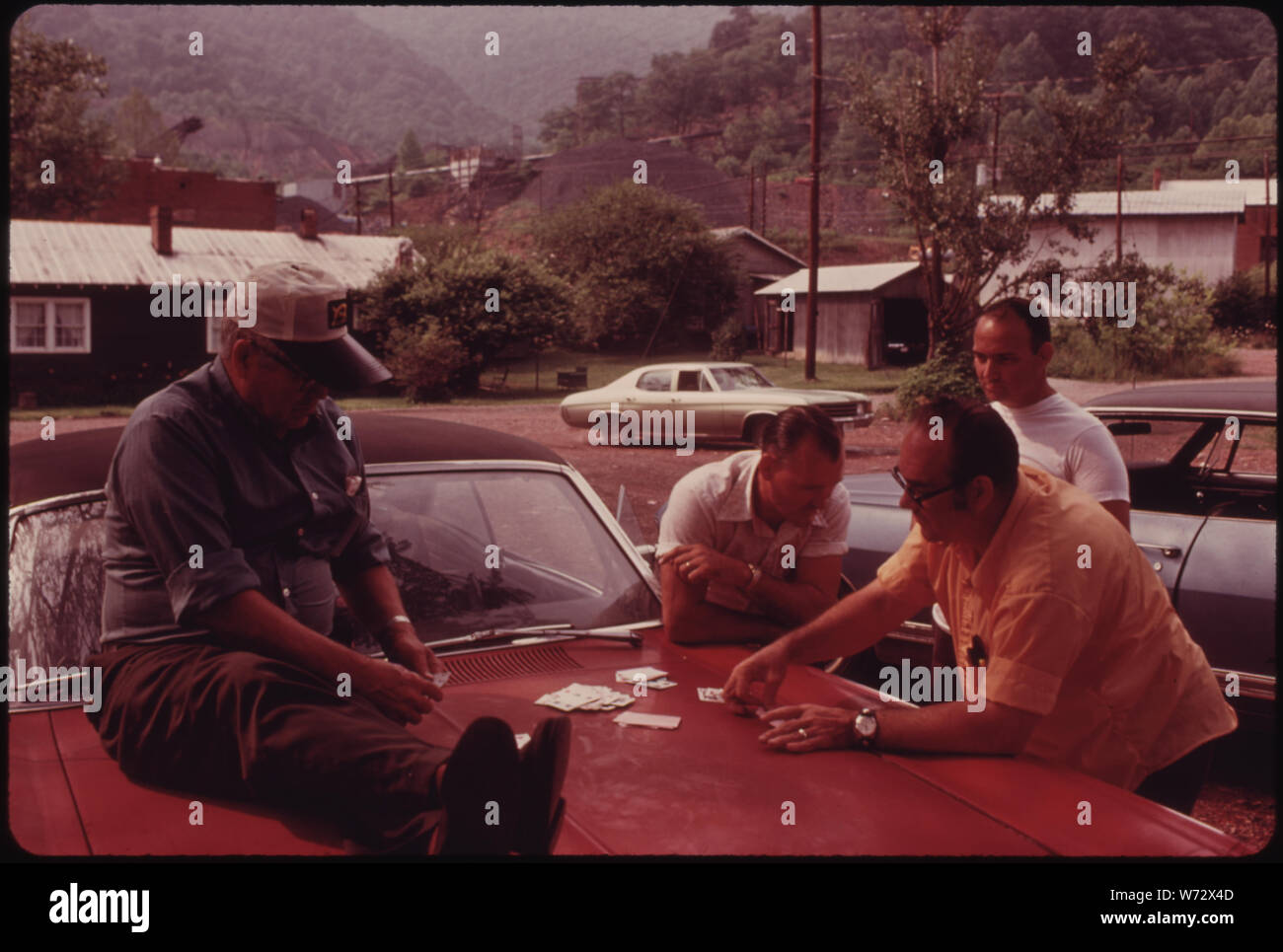 La ligne de piquetage AU BROOKSIDE MINES COMPANY DANS LA RÉGION DE Harlan County, KENTUCKY PRÈS DE MIDDLESBORO, DANS LA PARTIE SUD-EST DE L'ÉTAT LES GRÉVISTES SONT LES CARTES À JOUER SUR LE CAPOT D'UNE VOITURE. La mine PEUT ÊTRE VU DANS L'ARRIÈRE-PLAN. La mine, PROPRIÉTÉ DE LA DUKE POWER COMPANY ET L'ORGANISATION DES TRAVAILLEURS DES MINES ONT ÉTÉ IMPLIQUÉS DANS UN LONG ET PARFOIS violente bataille. La GRÈVE A PRIS FIN LORSQU'UN HOMME A été tué sur la ligne de piquetage Banque D'Images