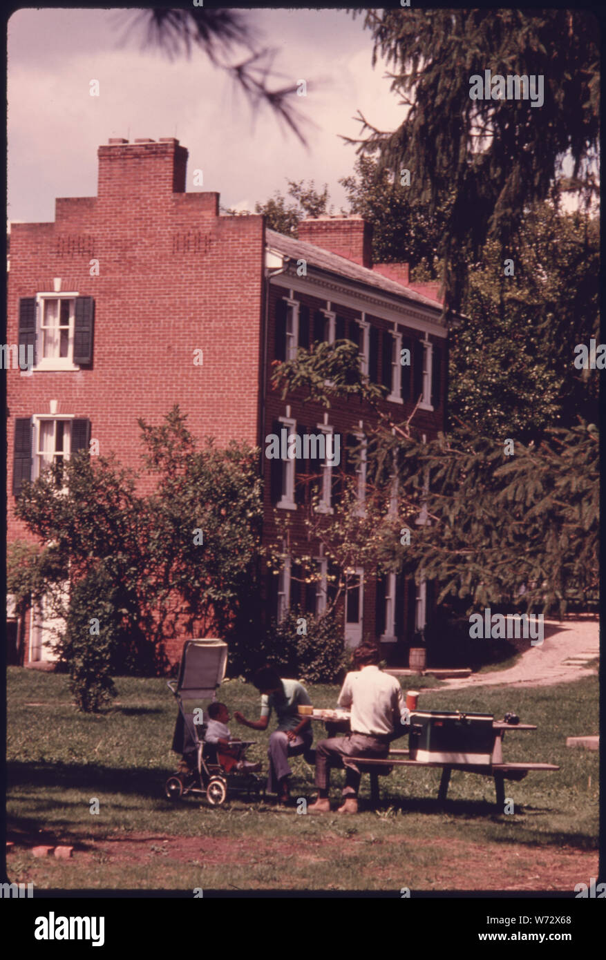 Les pique-niqueurs EN DEHORS DE LA JONATHAN HALE HOMESTEAD, une maison en brique rouge construit en 1826 PRÈS DE BATH ET D'Akron, Ohio. Elle forme le noyau de l'HALE FARM ET DONNE SUR 178 ACRES DE CHAMPS, pâturages et forêts vierges. Près de la Chambre, c'EST LA WESTERN RESERVE, un village du 19ème siècle EN COURS DE RECONSTRUCTION COMMUNAUTAIRE AVEC DES BÂTIMENTS D'ORIGINE DÉPLACÉ DE DIFFÉRENTS SITES DANS LA RÉGION. Cette ZONE HISTORIQUE EST UNE PARTIE DES 30 000 acres Cuyahoga Valley National Recreation Area ENTRE AKRON ET CLEVELAND Banque D'Images