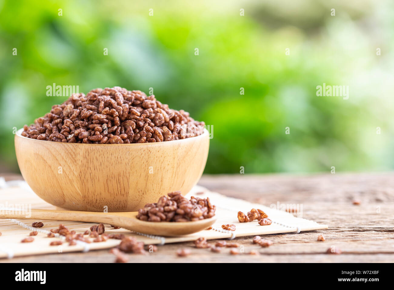 Céréales Petit déjeuner, riz soufflé au cacao dans un bol sur la table en bois avec espace vert pour l'arrière-plan flou texte ou dessin. Concept alimentaire Banque D'Images