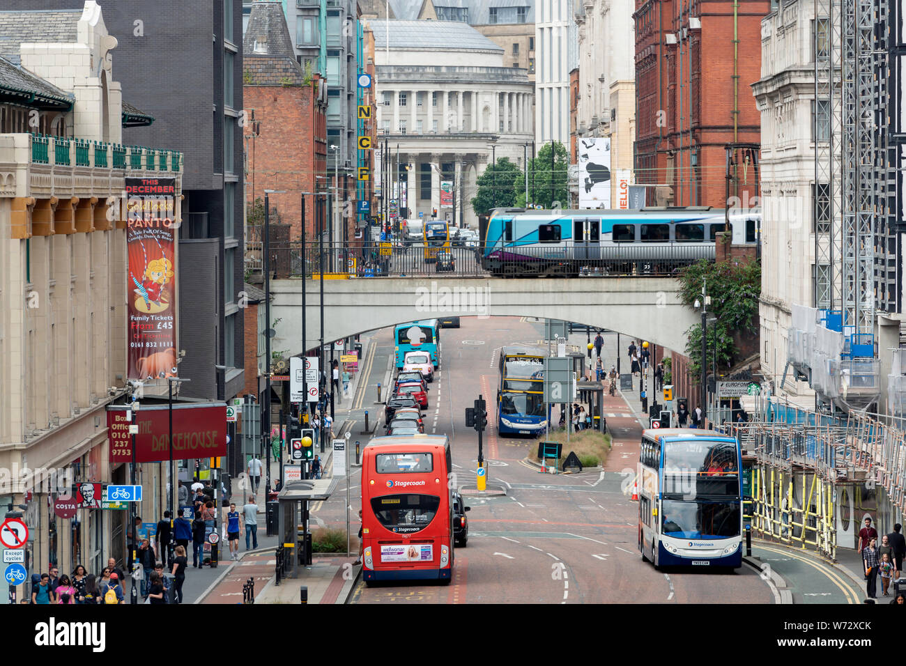 Une vue générale d'Oxford Road à Manchester à la recherche vers le nord depuis une position surélevée. Banque D'Images