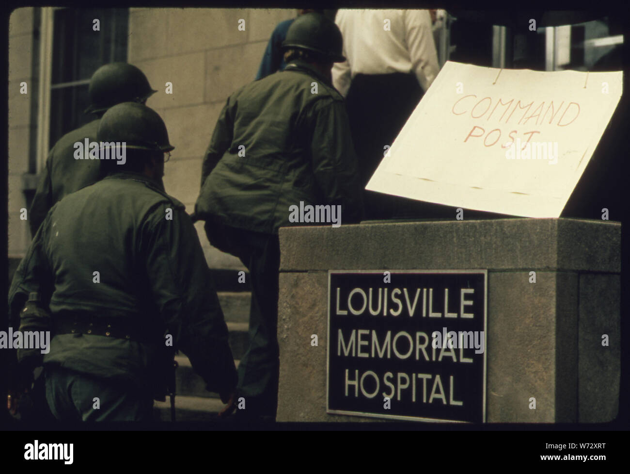La police et les gardes nationaux ONT CONTRIBUÉ À MAINTENIR LA LOI ET L'ordre. (Séquence) (À PARTIR DE L'EXPOSITION DOCUMERICA-1. Pour d'AUTRES IMAGES DE CETTE AFFECTATION, VOIR FICHE Nombres 24, 25). Banque D'Images