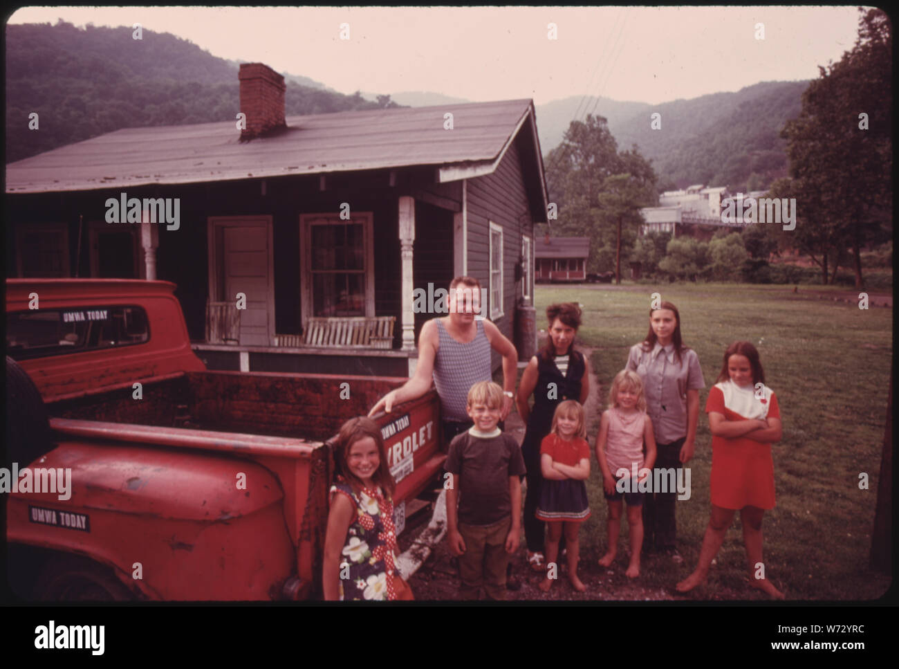 Photographie de la famille Jerry Rainey ; Portée et contenu : la légende originale : le Jerry Rainey famille devant leurs quatre prix company house ils loyer à partir de l'entreprise Mine Brookside (arrière-plan). Ils avaient reçu l'ordre de le laisser en violation d'une loi de l'état du Kentucky qui ne permet pas l'expulsion pendant une grève. La mine est administré par le Duke Power Company de Harlan Comté près de Middlesboro, dans le sud-est de l'état. Rainey est né dans le camp minier, a travaillé à Detroit, Michigan, pour un certain temps, mais est revenu à Harlan Comté. Banque D'Images