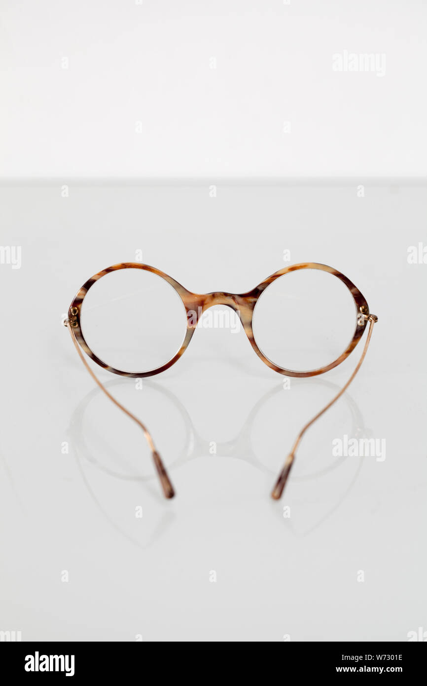 Une paire de lunettes Vintage ou les lunettes d'écaille Banque D'Images