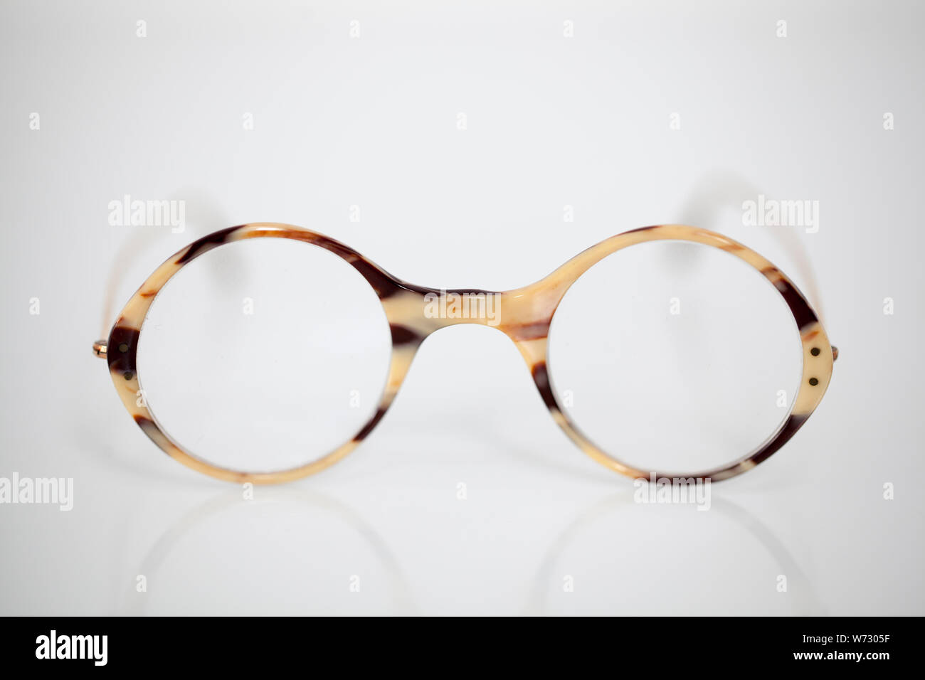 Une paire de lunettes Vintage ou les lunettes d'écaille Banque D'Images