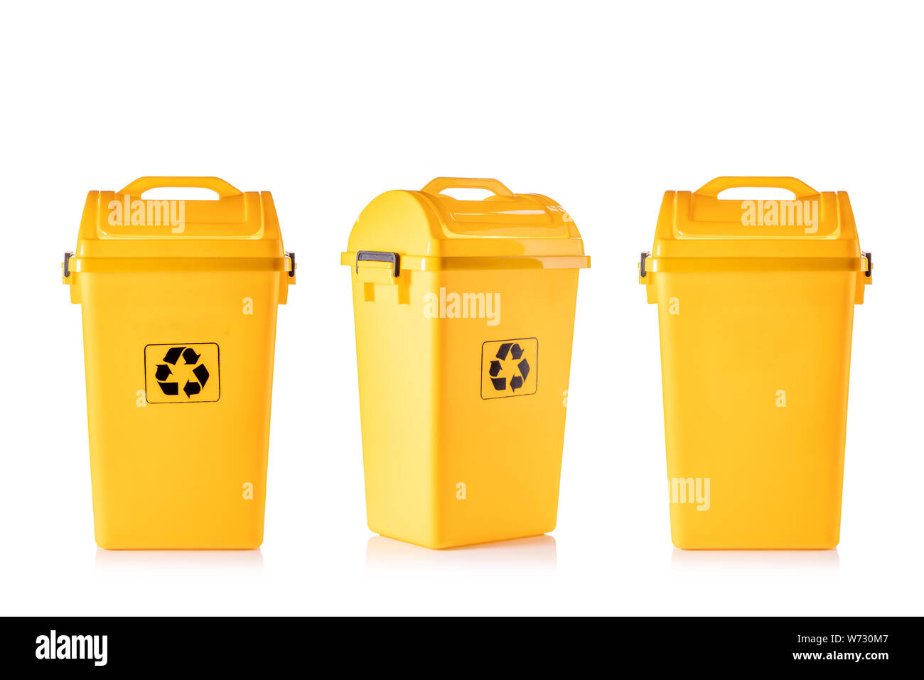Nouveau corbeille en plastique jaune noir avec logo de recyclage studio shot et isolé sur fond blanc Banque D'Images