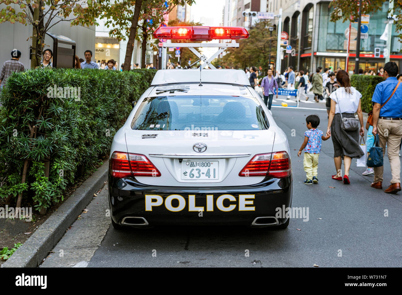 TOKYO, JAPON - 6 octobre 2018. Voiture de patrouille de la police japonaise fait fonctionnaire pour la sécurité publique dans la foule. Banque D'Images