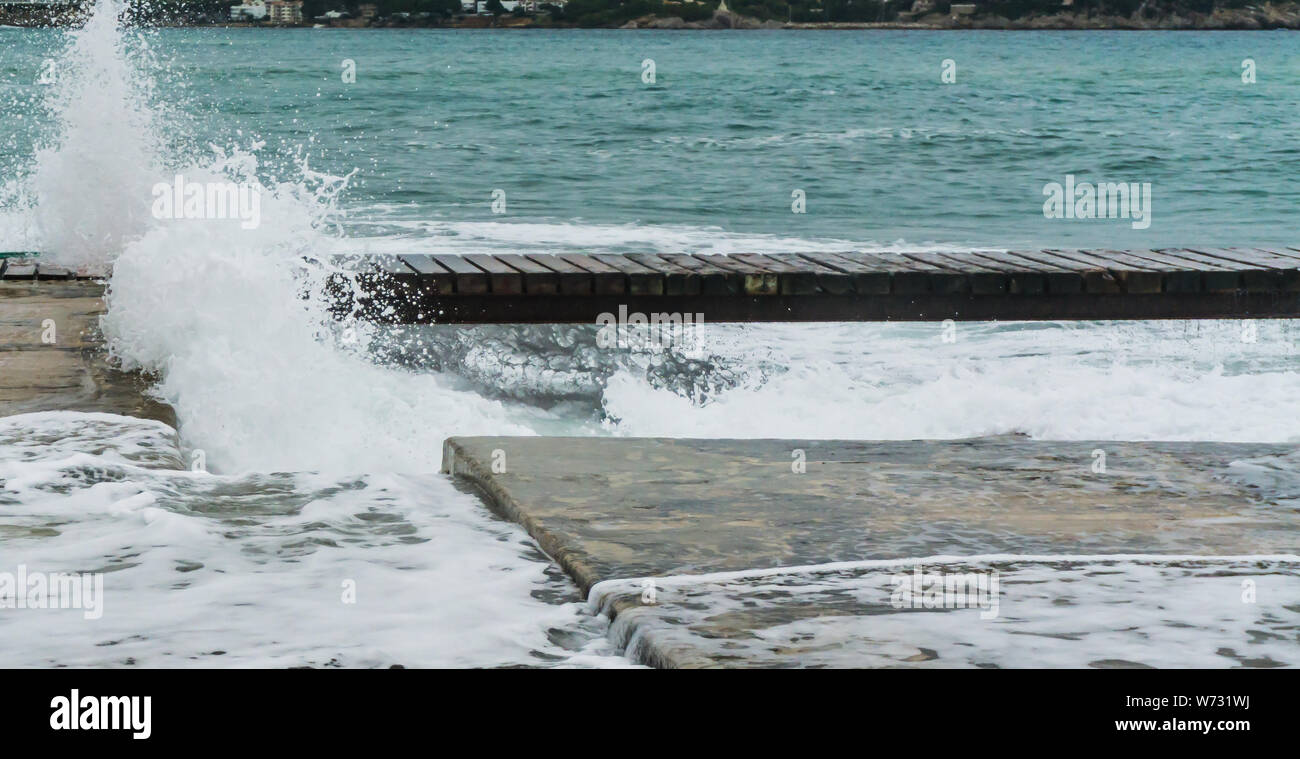 Mer agitée avec des vagues élevées Banque D'Images