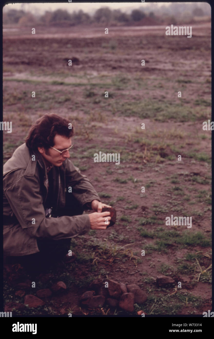 Chercheur principal DU CLEVELAND MUSEUM OF NATURAL HISTORY EXAMINE FIRE ROCK FISSURÉ QUI SONT EN APPARENCE ROUGEÂTRE À LA PLACE KURTZ, un terrassement préhistorique site indien à l'EST DE RIVERVIEW ROAD À BOSTON TOWNSHIP AU SUD DE CLEVELAND (OHIO). L'endroit est visité par de nombreux archéologues amateurs qui découvrir des pierres semblables. La région FAIT PARTIE DE LA NOUVELLE AIRE DE LOISIRS NATIONALE DU CUYAHOGA VALLEY SITUÉ DANS UN 20-Mile ÉTENDUE DE TERRE ENTRE CLEVELAND et d'Akron. Il est riche en histoire de l'Inde Banque D'Images