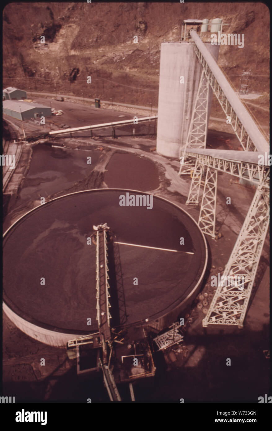 La CONFIGURATION DE LA TVA POUR L'EAU QUI A ÉTÉ UTILISÉ POUR NETTOYER LE CHARBON DANS LA VIRGINIA-POCAHONTAS COAL MINE # 4 PRÈS DE RICHLANDS, VIRGINIE LE CHARBON REPOSE SUR UN CONVOYEUR À LA SILO DE STOCKAGE EN HAUT À DROITE PUIS À L'USINE DE NETTOYAGE. Après LE NETTOYAGE DU CHARBON VA À UN VERRE D'OÙ IL EST CHARGÉ POUR LE TRANSPORT À DESTINATION. L'USINE DE NETTOYAGE FONCTIONNE UN CHANGEMENT CHAQUE JOUR. L'EAU UTILISÉE DANS LE PROCESSUS DE NETTOYAGE SERONT PURIFIÉES ET RETOURNÉ DANS LE RUISSEAU À PARTIR DE LAQUELLE ELLE A ÉTÉ APPELÉE Banque D'Images