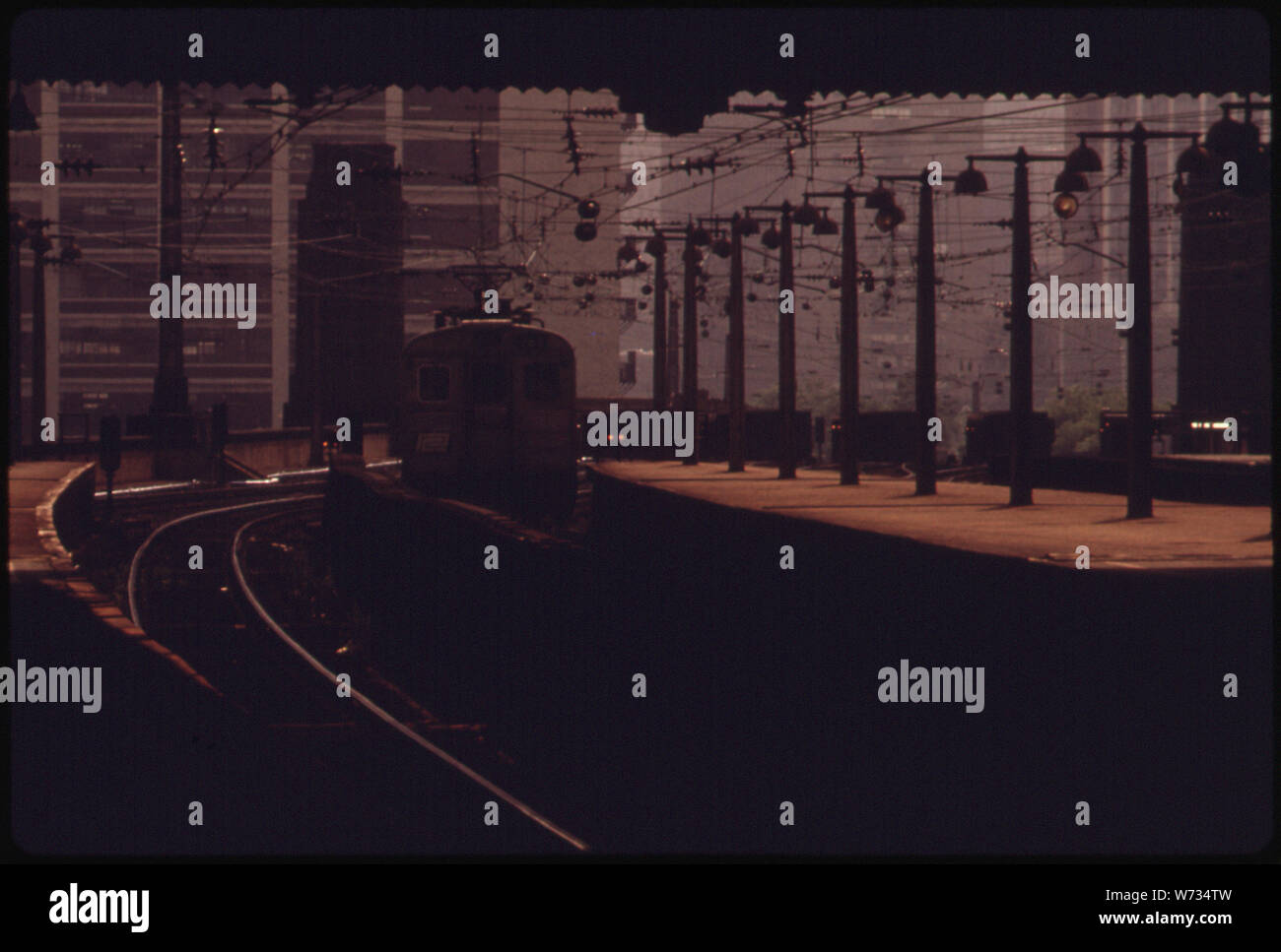 Le SUD-EST DU MICHIGAN TRANSPORTATION AUTHORITY (SEPTA) TRAIN ENTRE LE CENTRE-VILLE DE PHILADELPHIE. Les septums A 157 LIGNES DE BUS ET DE TRAIN ET 2 790 milles de parcours DANS LA ZONE MÉTROPOLITAINE QUI EFFECTUENT CHAQUE ANNÉE UNE MOYENNE DE 30 MILLIONS DE VOYAGEURS DE BANLIEUE LE BUDGET ANNUEL DE FONCTIONNEMENT EST DE 180 MILLIONS DE DOLLARS, DONT LA MOITIÉ SONT RECUEILLIS DANS LES TARIFS. Le RESTE EST PAYÉ POUR DES SUBVENTIONS PAR L'ÉTAT ET LES GOUVERNEMENTS LOCAUX. L'achalandage a augmenté avec l'AMÉLIORATION DE L'ÉQUIPEMENT, SERVICE ET PARKING FRINGE Banque D'Images