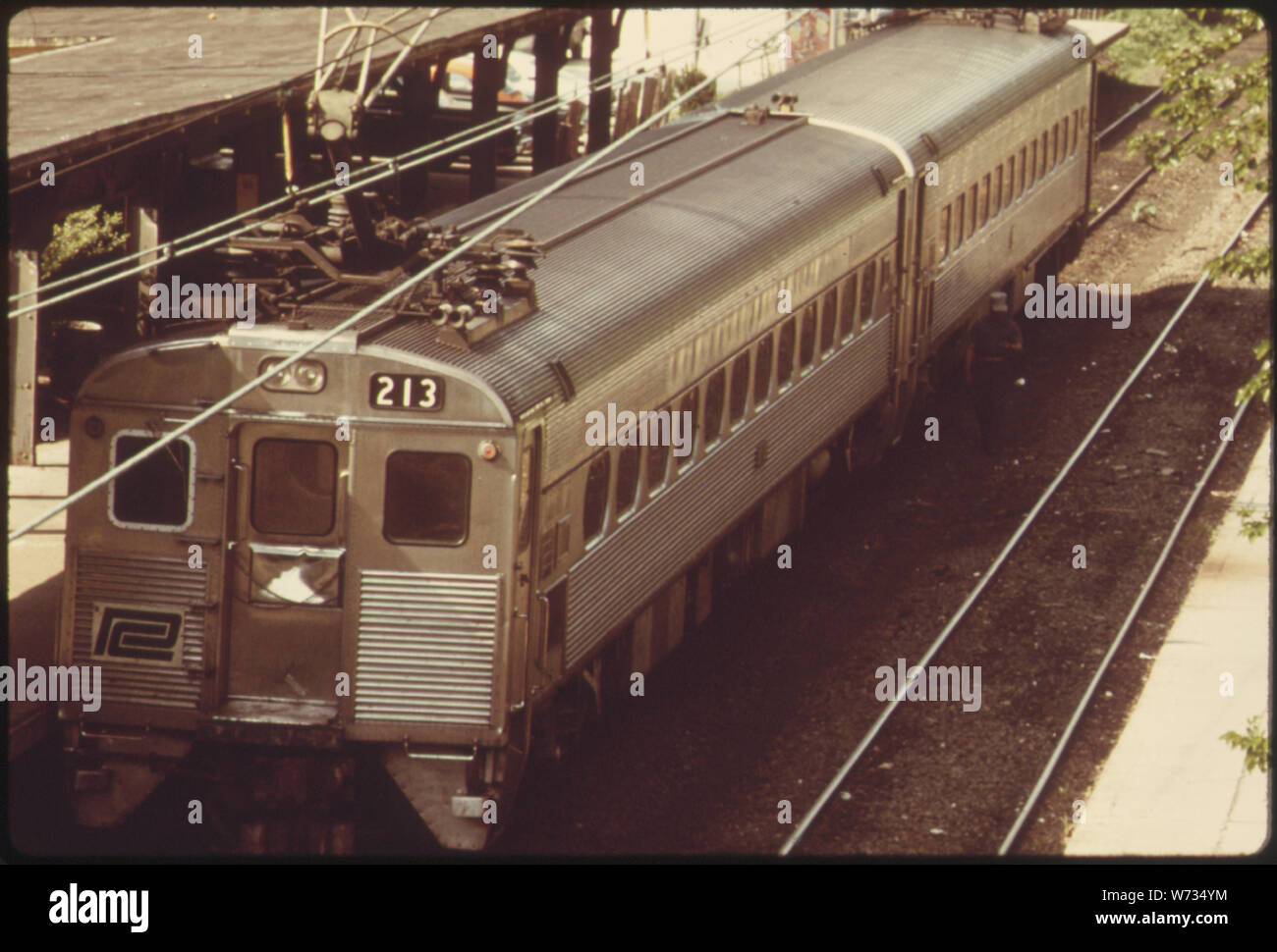 Le SUD-EST DU MICHIGAN TRANSPORTATION AUTHORITY (SEPTA) TRAIN S'EST ARRÊTÉ À UNE STATION dans la banlieue de Philadelphie, l'AMÉLIORATION DE TRANSPORT, SERVICES ET AVANTAGES STATIONNEMENT ONT ÉTÉ RESPONSABLES D'UNE AUGMENTATION DE L'achalandage de 273 millions de dollars en 1971 à 293 millions en 1974. Chaque année, UNE MOYENNE DE 30 MILLIONS DE BANLIEUSARDS RODE LE SYSTÈME. BUDGET DE FONCTIONNEMENT annuel est de $180 millions de dollars, DONT LA MOITIÉ SONT RECUEILLIS DANS LES TARIFS. Le reste provient de subventions de l'état ET LES GOUVERNEMENTS LOCAUX Banque D'Images