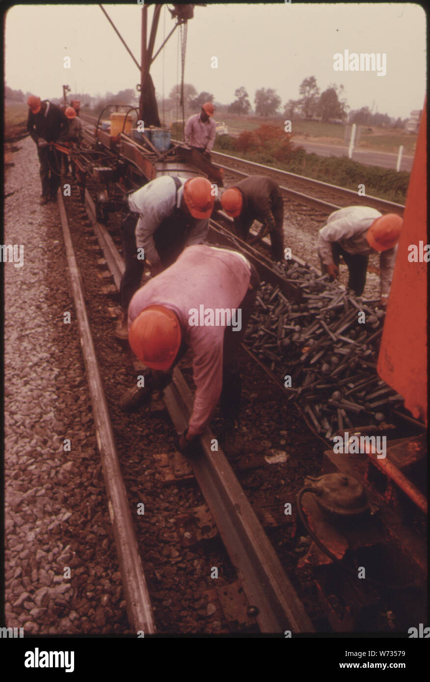 La VOIE DE CHEMIN DE FER DU SUD DE L'ÉQUIPAGE DE RÉPARATION SUPPRIME LES ANCIENNES RAILS ET LES REMPLACE PAR DE NOUVEAUX RAILS LONG QUART DE MILLE À UN PROGRAMME RÉGULIER D'AMÉLIORER LA SOCIÉTÉ, 10 531 milles de voie. Une bonne journée, QUAND L'ÉQUIPAGE N'A PAS D'ARRÊTER LES TRAVAUX TROP DE FOIS POUR LAISSER PASSER DES TRAINS sur des voies parallèles, ILS PEUVENT JETER UN PEU MOINS DE DEUX KILOMÈTRES DE PISTE SOUDÉE PAR JOUR. Le nombre d'Équipage 50 à 55 hommes, ET LE SUD A UNE MOYENNE DE QUATRE DANS L'ENSEMBLE DU SYSTÈME Banque D'Images