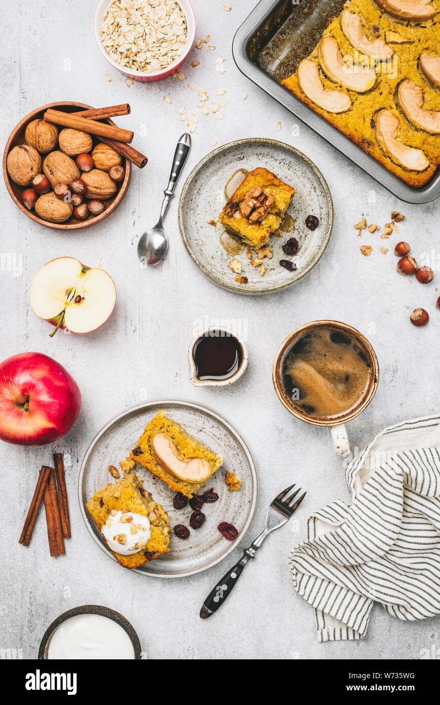 Petit Dejeuner A La Citrouille Gateau Aux Pommes En Bonne Sante Ou En Secteurs Avec L Avoine Les Noix Et Les Canneberges Sechees Vue De Dessus De Table L Action De Grace Le Confort Alimentaire