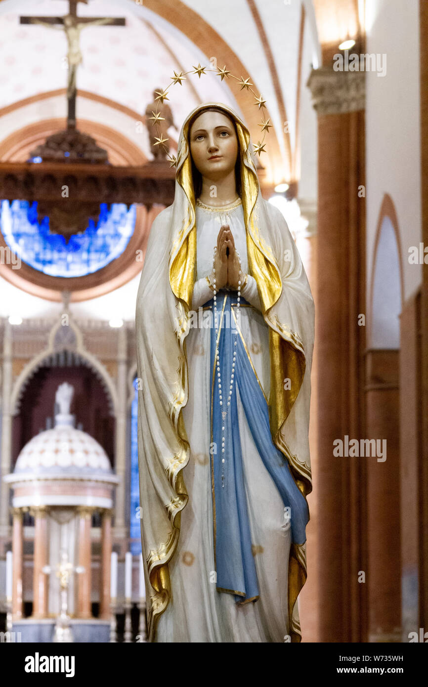 La statue de Notre Dame de Lourdes et de la "Santa Maria del Carmine' (l'église Sainte Marie du Carmel) à Pavie. Banque D'Images