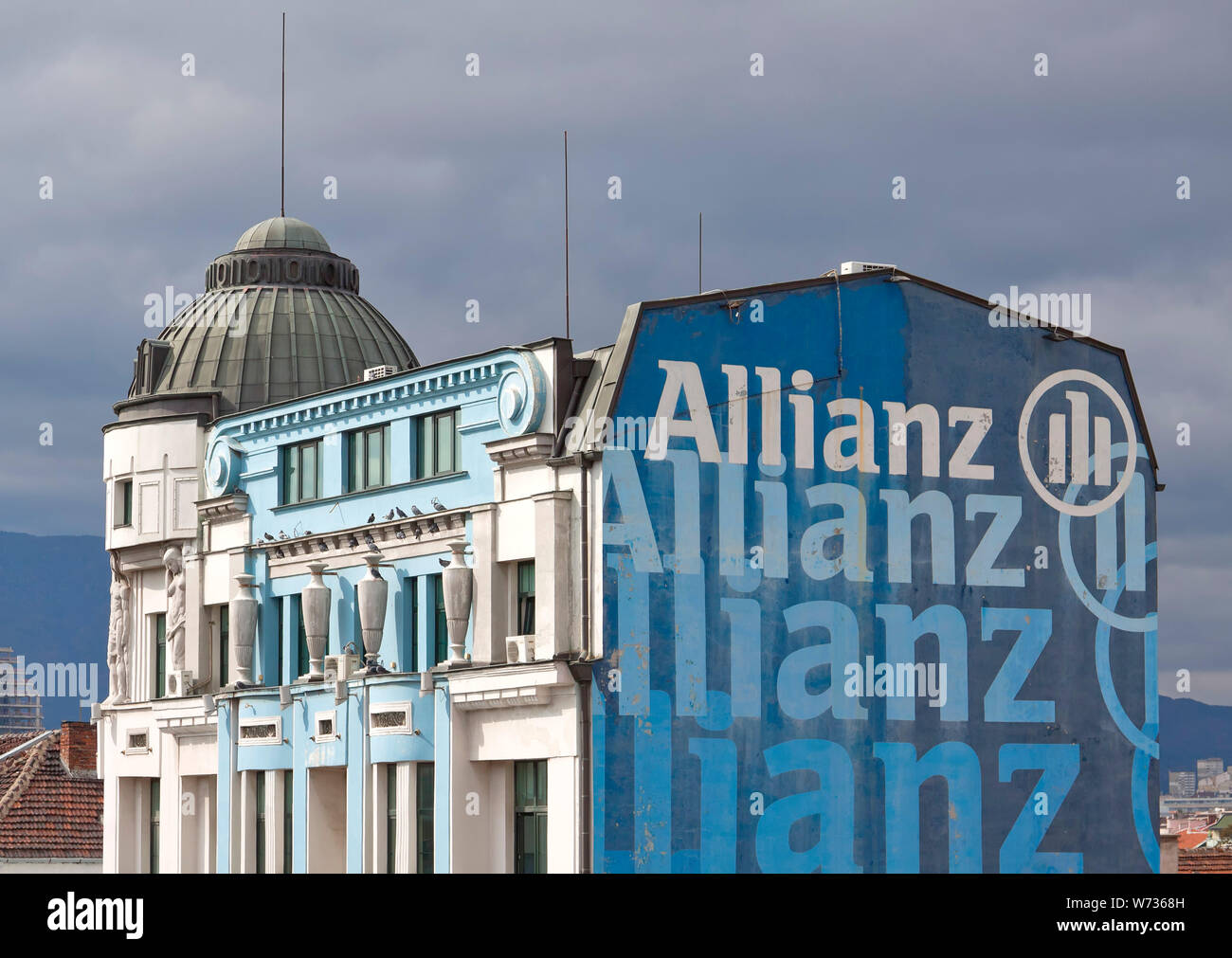 Vieux bâtiment à Sofia avec promotion pour l'assurance Allianz sur la façade Banque D'Images