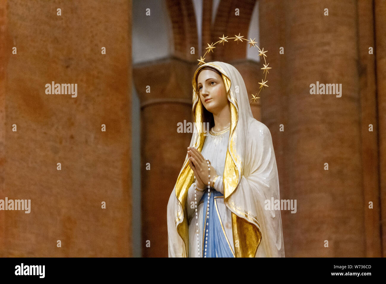 La statue de Notre Dame de Lourdes et de la "Santa Maria del Carmine' (l'église Sainte Marie du Carmel) à Pavie. Banque D'Images