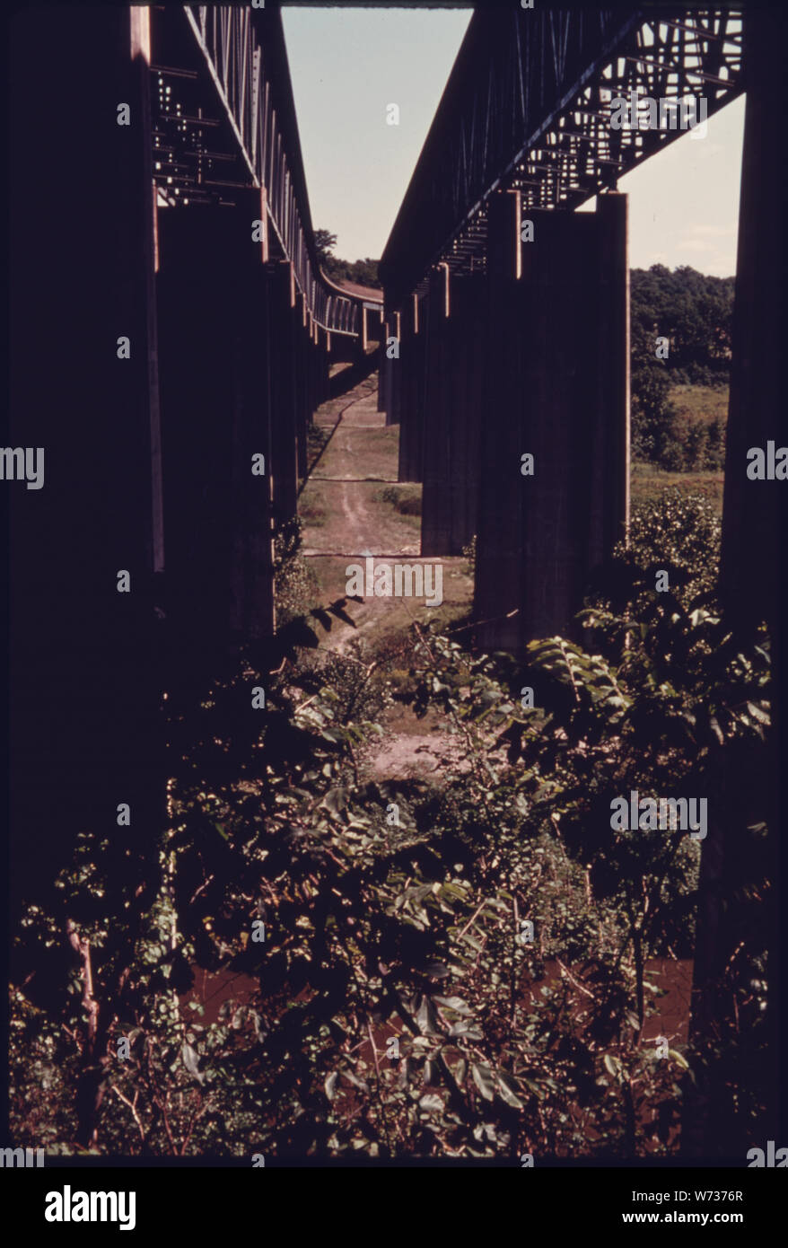 Acier et Béton OHIO TURNPIKE BRIDGE enjambe la rivière Cuyahoga Valley et, à l'EST DE RIVERVIEW ROAD PRÈS DE CLEVELAND LA VALLÉE FAIT PARTIE DES 30 000 acres Cuyahoga Valley National Recreation Area. Maintenant, les responsables VOUS ATTENDENT AU CONGRÈS D'ADOPTER UN PROJET DE LOI DE CRÉDITS AUTORISANT L'ARGENT POUR L'ACHAT DE CERTAINS DES TERRAINS PRIVÉS DANS LA RÉGION. La forte inclinaison et très boisée vallée contient la dernière des terrains non aménagés entre CLEVELAND ET AKRON Banque D'Images