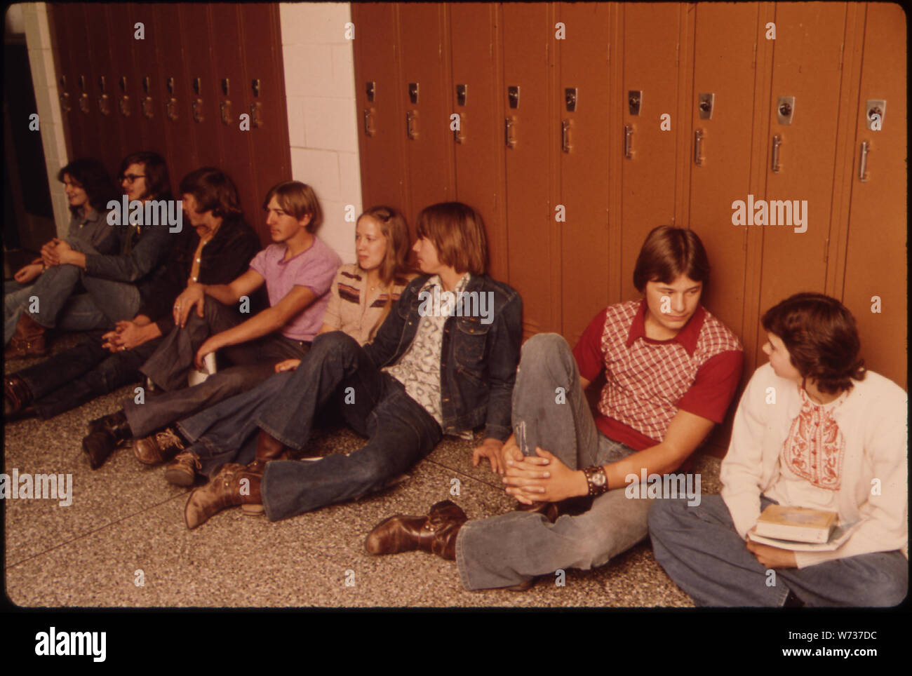 Les élèves SE REPOSANT DANS LE HALL contre leurs casiers EN ATTENTE DE CLASSE À SENIOR HIGH SCHOOL À NEW ULM, Minnesota. La VILLE EST UN CENTRE COMMERCIAL DE 13 000 PLACES DANS UNE ZONE AGRICOLE DU SUD DU CENTRE DU MINNESOTA. Elle A ÉTÉ FONDÉE EN 1854 PAR UN IMMIGRANT ALLEMAND LAND COMPANY QUI A ENCOURAGÉ SES PARENTS D'émigrer de l'Europe. Plusieurs entreprises manufacturières ont situé ICI ET ONT CONTRIBUÉ À LA CROISSANCE DE LA VILLE DEPUIS 1950. Le quartier des affaires a été relancée DANS LES ANNÉES 1960 Banque D'Images