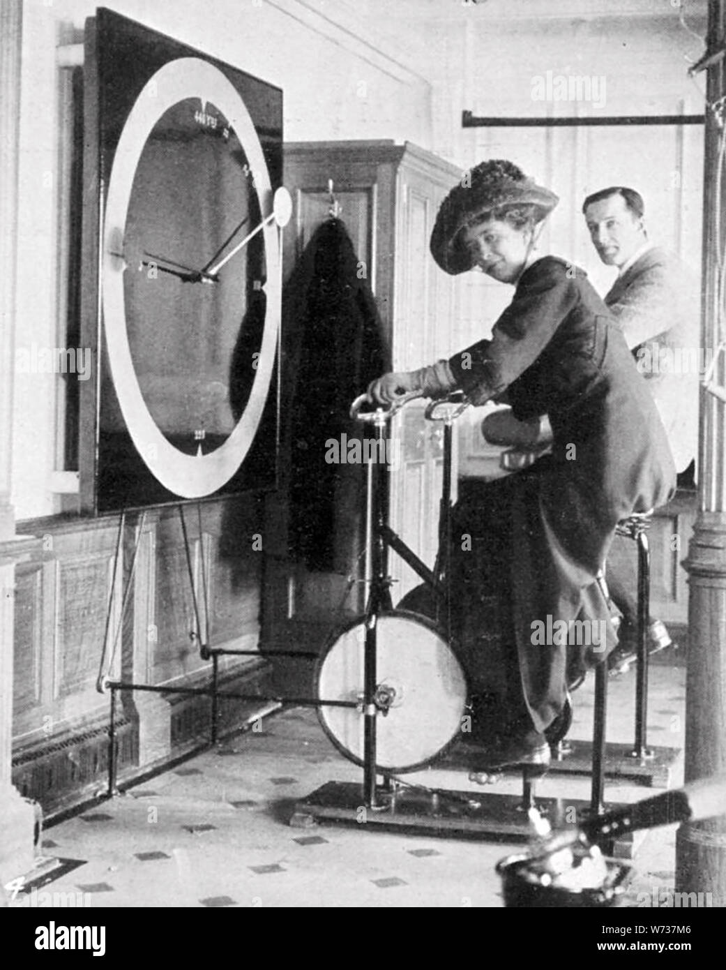 RMS Titanic White Star Line paquebot de ligne. Les passagers à bord de l'exercice dans le gymnase Banque D'Images