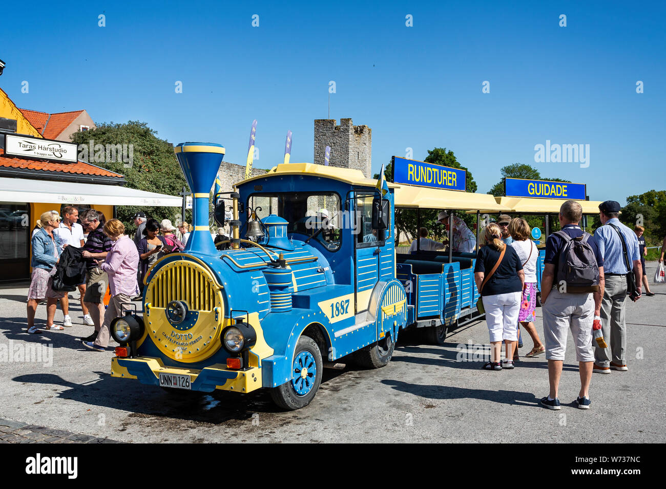 Blue petit train touristique et Bus à Visby, Gotland, Suède le 20 juillet 2019 Banque D'Images