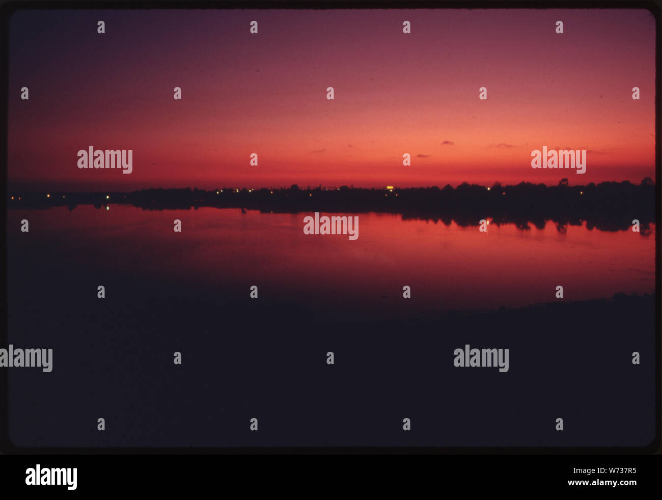 Coucher de soleil sur la lagune de BUENA VISTA, CALIFORNIE OCEANSIDE AVEC EN ARRIÈRE-PLAN. C'est l'UNE DES LAGUNES DERNIER ON S'INQUIÈTE POUR ELLE À CAUSE DE L'ÉROSION ET septique réservoir d'INFILTRATION ET LE FAIT QU'IL EST ENTOURÉ D'AUTOROUTES ET DES DÉVELOPPEMENTS. Les ZONES HUMIDES CÔTIÈRES NÉCESSAIRES AU MAINTIEN DE LA FAUNE s'élevait à environ 381 000 acres en 1900. Par le début des années 1970, ce montant avait diminué à environ 125 000 acres Banque D'Images