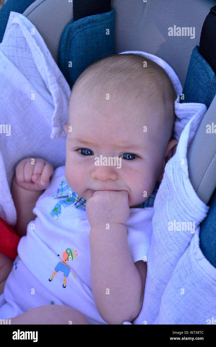 Bebe Nouveau Ne Garcon Blond Aux Yeux Bleus Dix Semaines Photo Stock Alamy