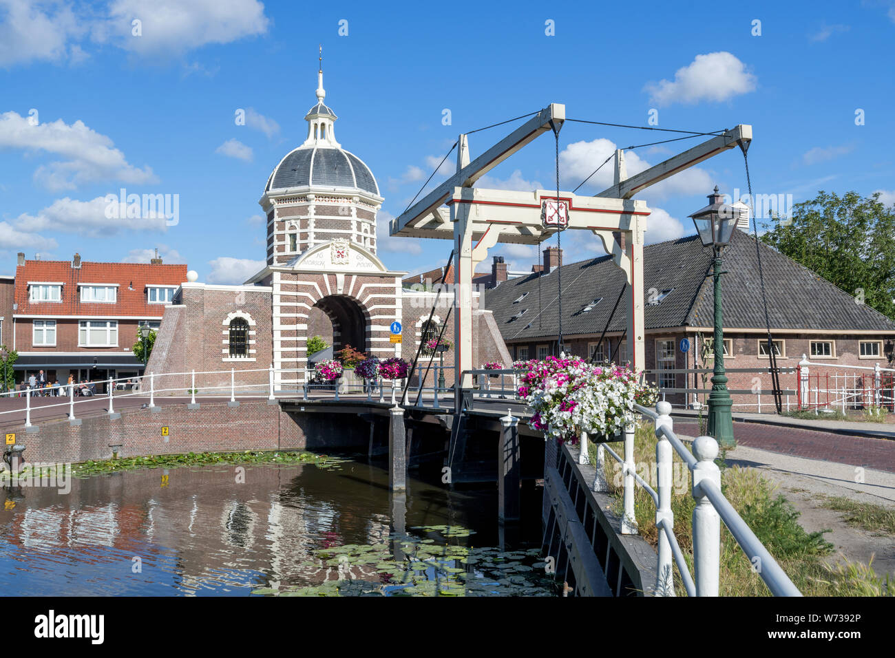 L'Morspoort porte ouest, à Leiden, aux Pays-Bas. Construit en 1669, il est l'un des trois des huit portes qui ont survécu. Banque D'Images