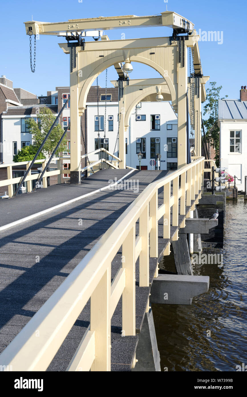 Le Rembrandtbrug (Rembrandt) pont à Leiden, aux Pays-Bas. Il s'agit d'un double pont-levis en bois dans le centre-ville. Banque D'Images