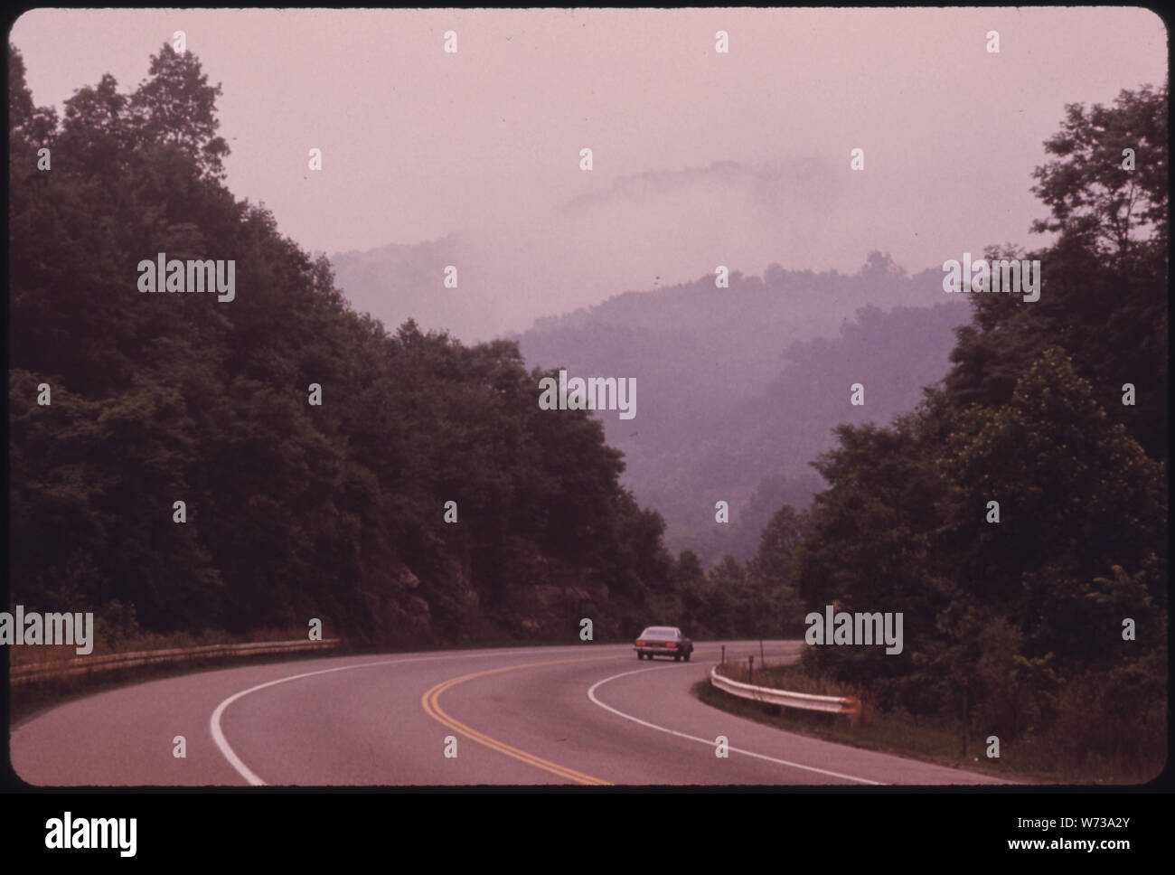Le WEST VIRGINIA TURNPIKE NORTH DE BECKLEY serpente à travers belle campagne boisée. Il a été l'ÉTABLISSEMENT D'UN RÉSEAU DE ROUTES MOINDRE QUE LES MINEURS AUTORISÉS À SE DÉPLACER SUR UNE PLUS GRANDE DISTANCE DE TRAVAIL, ET A ÉTÉ L'UN DES FACTEURS QUI CONDUISENT AU DÉCLIN DE LA SOCIÉTÉ VILLES CHARBON Banque D'Images