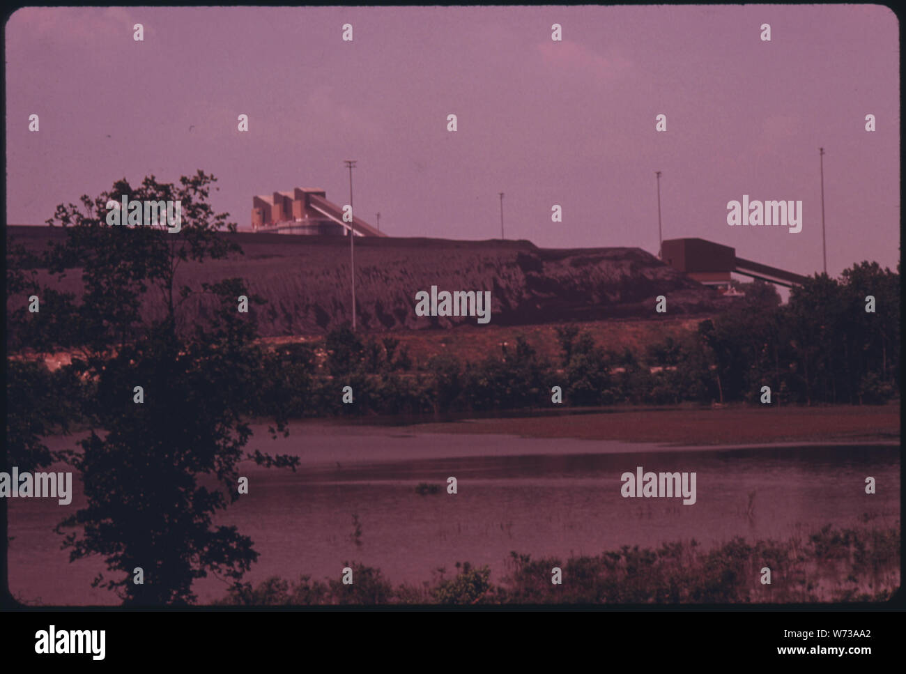 Ce TAS DE CHARBON CONTIENT UNE PARTIE DU MILLION DE TONNES CONSERVÉS SUR PLACE PAR LA TENNESSEE VALLEY AUTHORITY À VAPEUR DE L'USINE DE LA VILLE DE CUMBERLAND, Maryland, près de Clarksville. Pour les fours de charbon arrive par barge et est déchargé par l'équipement automatisé. C'EST LA PLUS GRANDE USINE À VAPEUR DE TYPE ET D'UN DES PLUS MODERNES DU MONDE Banque D'Images