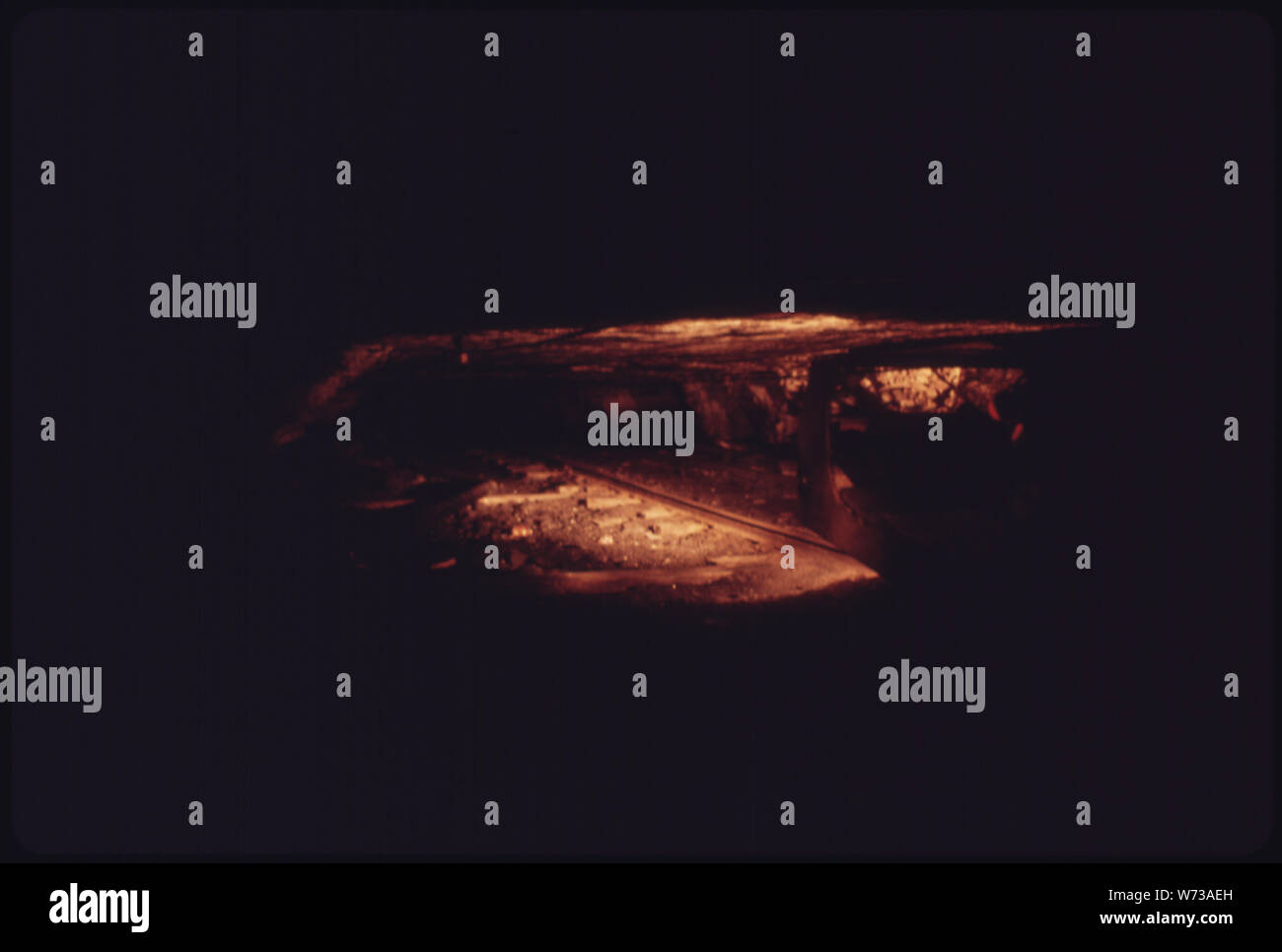 Cette fois, l'EXPOSITION PHOTO MONTRE CE QUE LES MINEURS VOIR DES LUMIÈRES DE LEUR NAVETTE VOITURE CAR ILS SONT TRANSPORTÉS DANS LA MINE SUR LEUR FAÇON DE TRAVAILLER. Les mineurs se coucha SUR LE DOS DANS LES VOITURES DURANT LES DEUX MILLES DANS L'UN DES MASSACHUSETTS Consolidated Coal mines près de Jasper et à Chattanooga au Tennessee. L'UNION EUROPÉENNE CONTRE LES MINES NON PROGRESSIF VEND LA PLUPART DE SES Procédés métallurgiques (qualité supérieure) DU CHARBON AU JAPON Banque D'Images