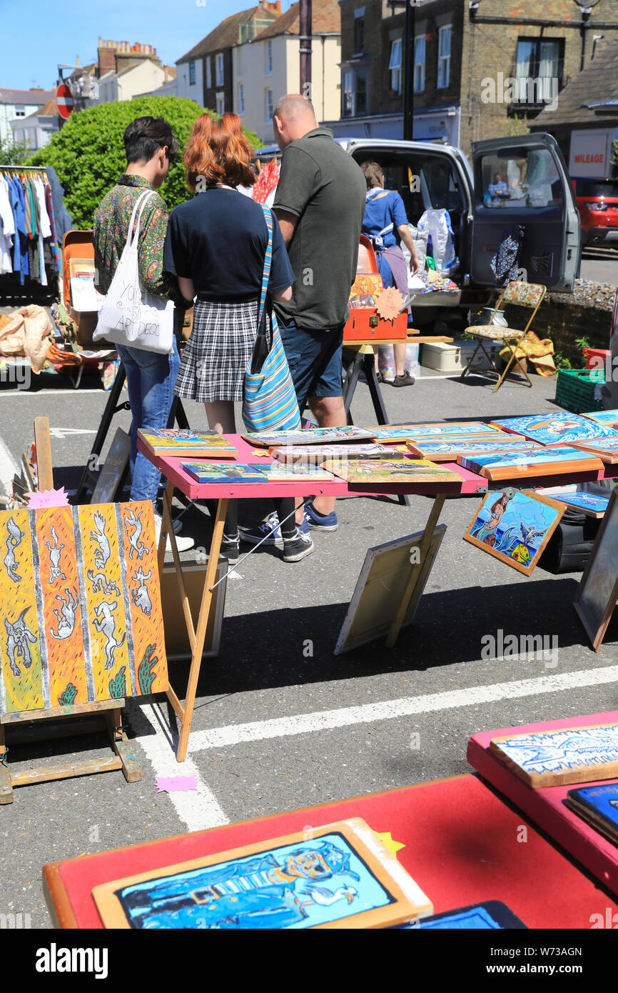 Marché animé le samedi sur la rue dans jolie ville côtière s'occuper, dans le Kent, Angleterre, RU SE Banque D'Images