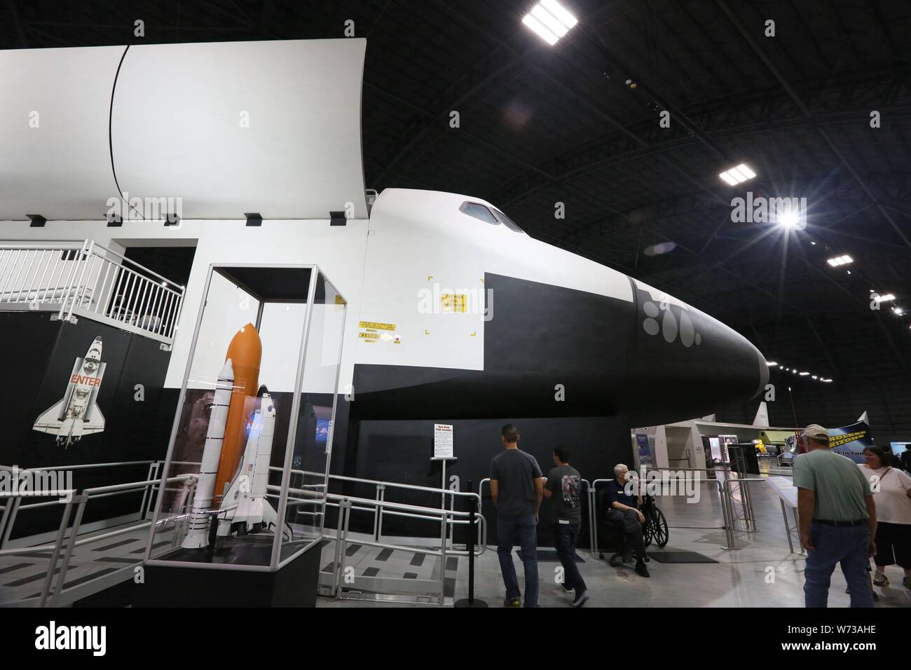 (190804) -- DAYTON (États-Unis), le 4 août 2019 (Xinhua) -- une navette spatiale est vu à l'Espace Galerie du Musée national de l'US Air Force à Dayton, Ohio, États-Unis, le 24 juillet 2019. Situé à Dayton, en Ohio aux États-Unis, est la ville natale de les frères Wright, inventeurs de l'avion. Dans une centaine d'années après l'invention de Dayton, est connue comme le berceau de l'aviation et est devenue une plaque tournante de l'aviation dans les états. Le patrimoine de l'Aviation de Dayton National Historical Park et le Musée National de l'US Air Force ont été établis ici, faisant un touriste un Dayton Banque D'Images