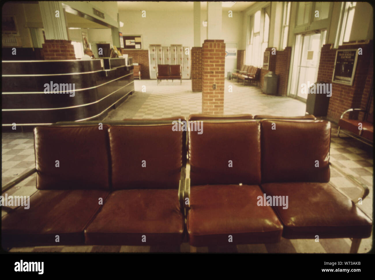 AGENT DE VENTE DE BILLETS À LA GARE D'AMTRAK à Dodge City, KANSAS MANS SON BUREAU EN ATTENTE DE CLIENTS. La plupart DES STATIONS SONT EN COURS DE RÉNOVATION DANS LE SYSTÈME ET D'autres sont remplacées par de nouvelles installations. La société TRAVAILLE À LA MISE À NIVEAU DU SERVICE VOYAGEURS POUR ATTIRER LES PASSAGERS DE L'AUTOMOBILE Banque D'Images